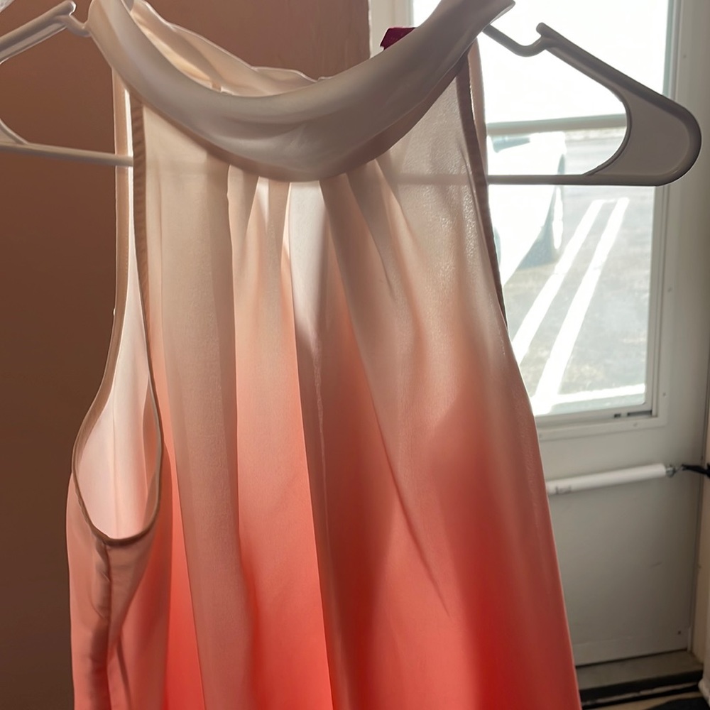 Super cute sleeveless shirt ties around that key hole back ombre cream to peach